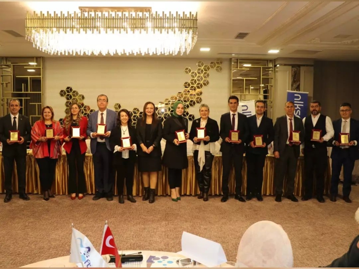 Nalan Kurt, our Chairman of the Board of Directors, presented a plaque at our Entrepreneurship and Innovation Panel.