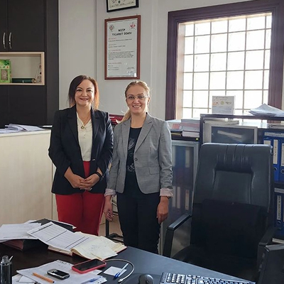 عقدنا اجتماعاتنا مع سيربيل جوندوجوWe had our meetings with Serpil Gündoğdu, Secretary General of Nizip Chamber of Commerce. ، الأمين العام لغرفة التجارة في نيزيب.